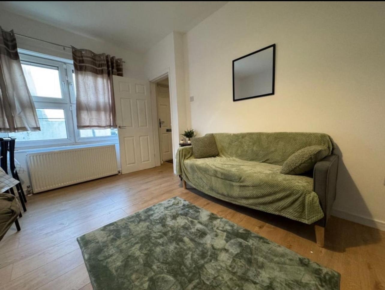 Cozy Double With Own Bathroom In Heart Of Town Centre Homestay